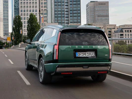 novo hyundai ioniq 9 traseira na estrada